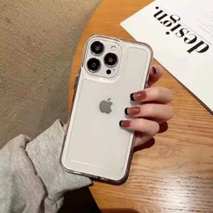 Gros plan détaillé de la coque de téléphone transparente en acrylique bicolore au design élégant.