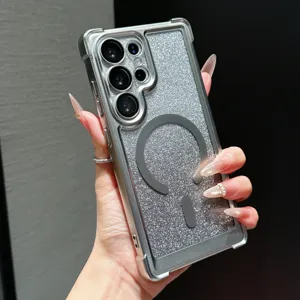 Gros plan détaillé de la coque scintillante, avec coins électrolytiques et anneau aimanté.