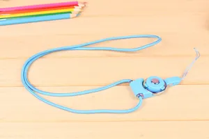 Vue détaillée de la lanière de téléphone portable bleue et de la sangle de badge.