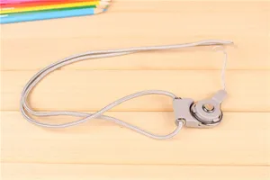 Vue détaillée de la sangle de lanière de téléphone portable à anneau rotatif et gris.