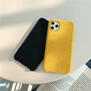 Vista dettagliata della custodia per telefono in peluche morbido, design accogliente stile.