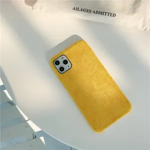 Primo piano dettagliato di una custodia per telefono in morbido peluche giallo, design invernale.