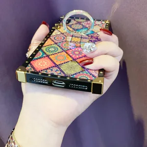 Detalle de la funda de teléfono vintage geométrica con soporte de anillo metálico.