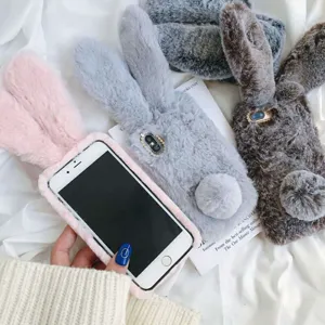Pluche konijnenoren telefoonhoesje detail opname, zacht pluche materiaal ontwerp, warme winterhoes.