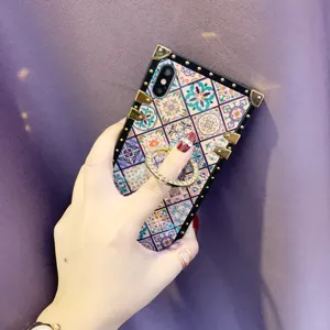Funda de teléfono con patrón de azulejos retro con esquina de metal de lujo y soporte de anillo