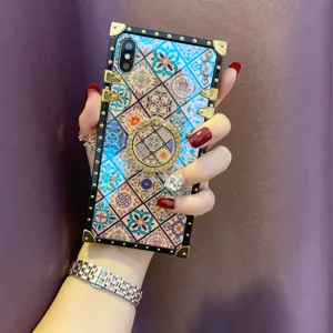 Funda de teléfono retro con patrón de azulejos azules, esquinas de metal y soporte.
