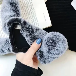 Detail van winter warme fluffy pluche konijn telefoonhoesje, zachte harige beschermhoes.