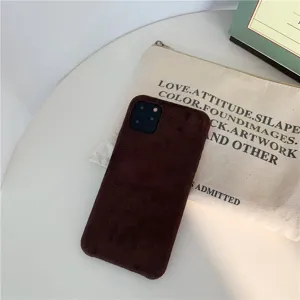Vista ravvicinata e dettagliata della custodia per telefono in morbido camoscio marrone.