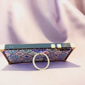 Funda de teléfono de estilo étnico vintage con soporte de anillo y esquinas metálicas.