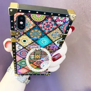 Funda de teléfono boho vintage mandala con esquinas metálicas de lujo y soporte de anillo.
