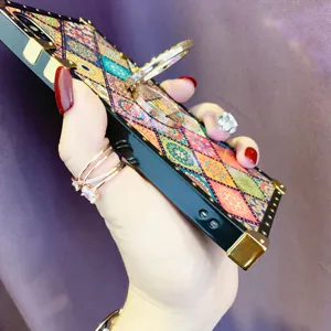 Funda de teléfono estilo étnico retro con soporte de anillo y esquinas metálicas 15 14