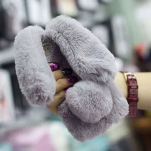 Pluizige konijn pluche telefoonhoes met warme pompon, zachte winterbescherming voor telefoon.