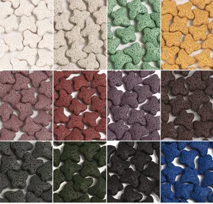 Vue detaillee de perles papillon en pierre de lave multicolores pour creer vos bijoux.