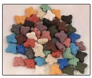 Vue détaillée de perles en pierre de lave papillon colorées pour la fabrication de bijoux DIY