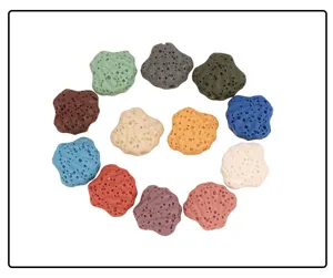 Gedetailleerd overzicht van kleurrijke vulkanische schelpkralen voor DIY sieraden.