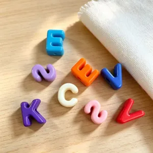 Perles de lettres en acrylique colorées grands trous breloques alphabet pour fabrication de bijoux