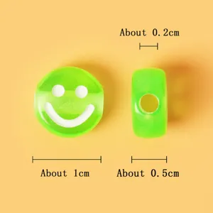 Perles en acrylique colorees avec visage souriant pour bracelets et colliers DIY.