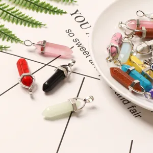 Bunte hexagonale Kristallstein-Anhänger mit silbernen Ösen für DIY handgemachten Schmuck.
