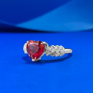 Wunderschöner 925 Silber Sonnenuntergang Rot Herz Saphir Ring mit funkelnden Zirkonia Steinen.