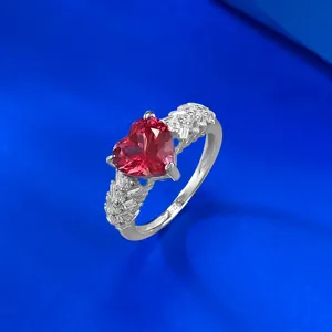 Atemberaubender 925er Silber Ring mit herzförmigem, rotem Edelstein und zarten Zirkonia-Steinen.
