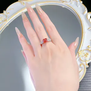 Atemberaubender 925er Silber Herz-Ring mit rotem Edelstein und zarten funkelnden Zirkonias.