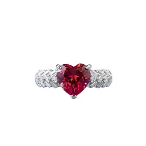 925 Silber Sonnenuntergang Rot Herz Saphir Ring mit schwerem Baguette Zirkonia Band.