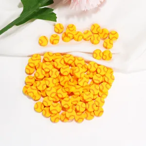 Vue détaillée de perles en pâte polymère jaune motif baseball, parfaites pour les bijoux DIY.