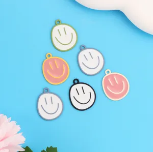 Gros plan détaillé de charms souriants en alliage coloré pour la fabrication de bijoux.