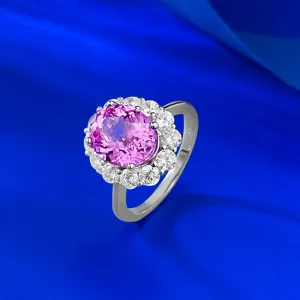 Anello con alone di zaffiro rosa ovale in argento S925 con luminose pietre bianche.