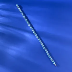 Nahaufnahme des 4 mm hellblauen runden Strass-Tennisarmbands mit funkelnden Zirkoniasteinen im Detail.