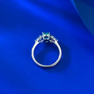Detailansicht des 925 Silber synthetischen Paraiba ovalen Drei-Stein-Rings Nahaufnahme.