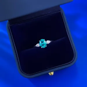 Exquisiter 925er Silber laborgezüchteter Paraiba Ovale Ring im klassischen Drei-Stein-Stil.
