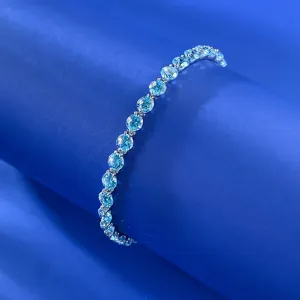 Nahaufnahme des S925 Silber hellblauen Kristall Armbands mit 4mm runden Steinen im Detail.