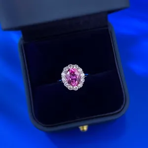 Vista dettagliata dell'anello in argento S925 con zaffiro rosa ovale e pietre a alone.