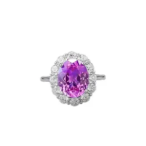 Elegante anello ovale con preziosa pietra viola e luminoso alone di diamanti in argento.