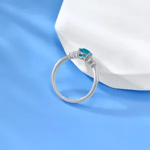 Detailansicht des S925 Silberrings mit einem strahlenden 5x7mm ovalen blauen Paraiba Stein.