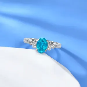 Nahaufnahme Detailaufnahme eines S925 Silber Rings mit ovalem blauen Stein und Zirkonias.