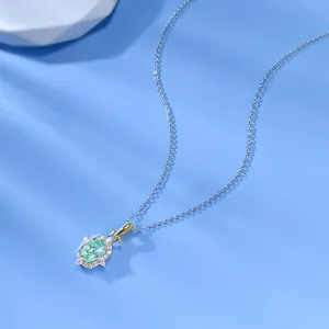 Vue détaillée du collier pendentif coussin vert menthe en argent 925 élégant avec chaîne fine.