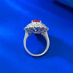 Detailaufnahme des luxuriösen ovalen Padparadscha Edelsteinrings mit doppelter Fassung.