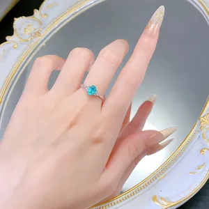 Wunderschöner S925 Silber Ring mit 5x7mm ovalem Paraiba Stein und feiner Perlrand-Fassung.