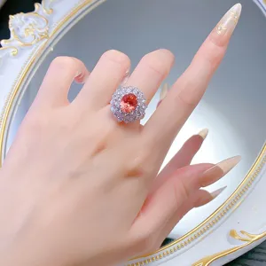 Detaillierte Nahaufnahme des S925 Silber Padparadscha Rings im luxuriösen Doppelhalo Design.