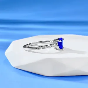 Elegante anello cuore in argento S925 con gemma blu e dettagli pavé vista laterale