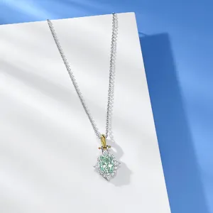 Détail exquis de collier pendentif vert menthe radiant, artisanat de bijoux en argent 925.