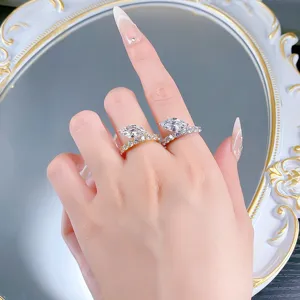 Prachtige ring met markies geslepen diamant en zeer gedetailleerde luxe stijl.