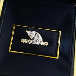 Detailopname van een prachtige marquise geslepen diamantring in een donkere fluwelen sieradendoos.