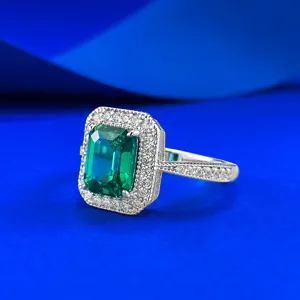 Detailaufnahme eines vintage S925 Silber rechteckigen grünen Edelstein Halo Rings.