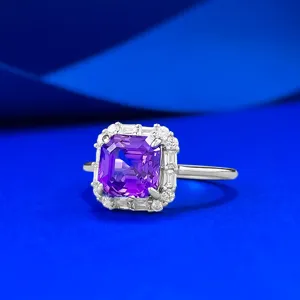 Squisito anello argento S925 con gemma viola taglio Asscher e luminosi dettagli con zirconi brillanti.