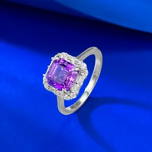 Elegante anello in argento S925 con pietra preziosa viola taglio Asscher e diamanti scintillanti.