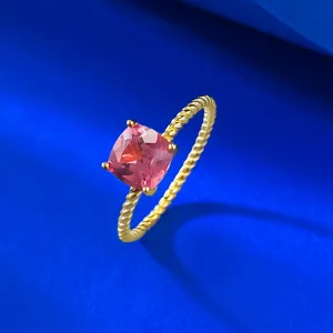 Δαχτυλίδι από ασήμι S925 με ροζ πέτρα padparadscha κοπής cushion και στριφτό σχέδιο βραχιόλι.