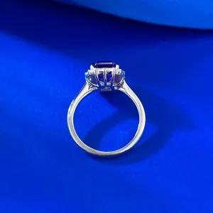 Vista dettagliata dell'anello in argento S925 con gemma viola taglio Asscher, gioiello.